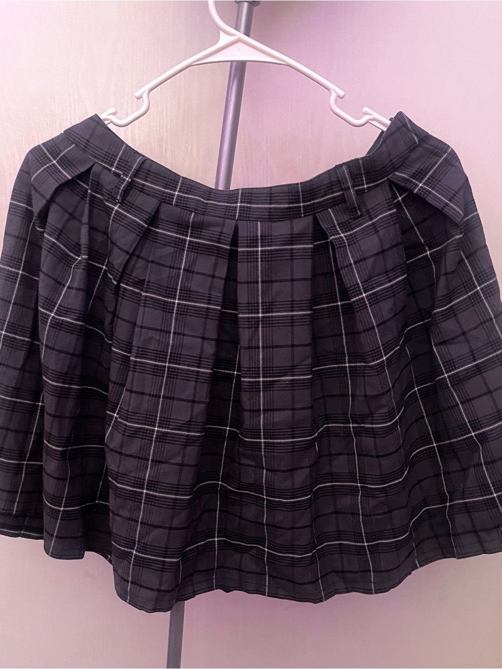 Hot Topic Social Collision Women’s Gray and White pleated plaid mini skirt